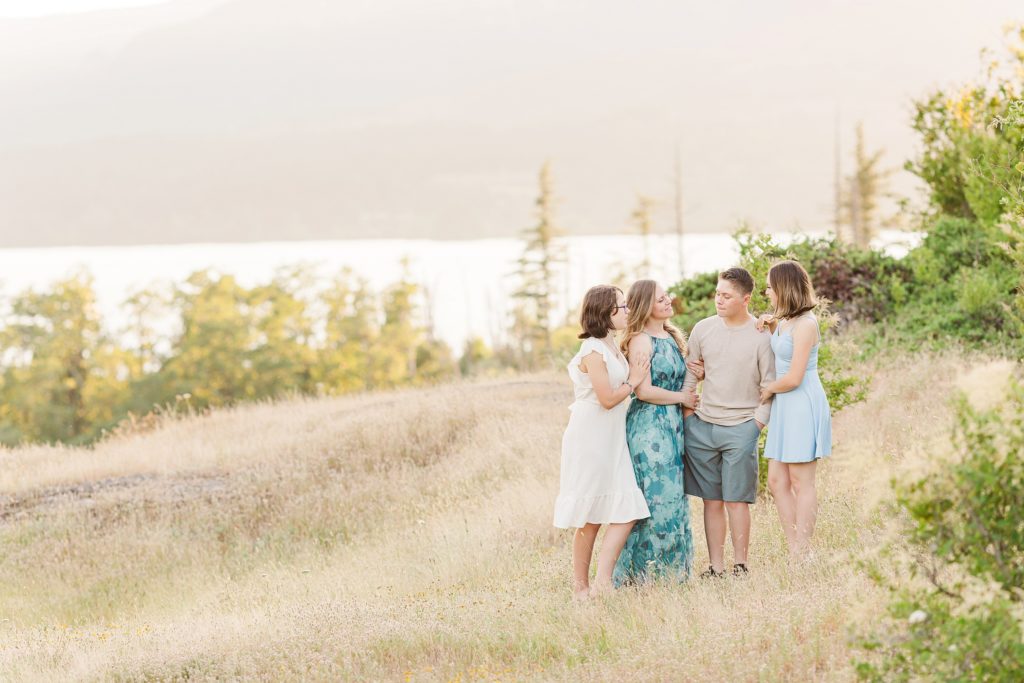 family photos with teens and mom at the columbia river gorge
