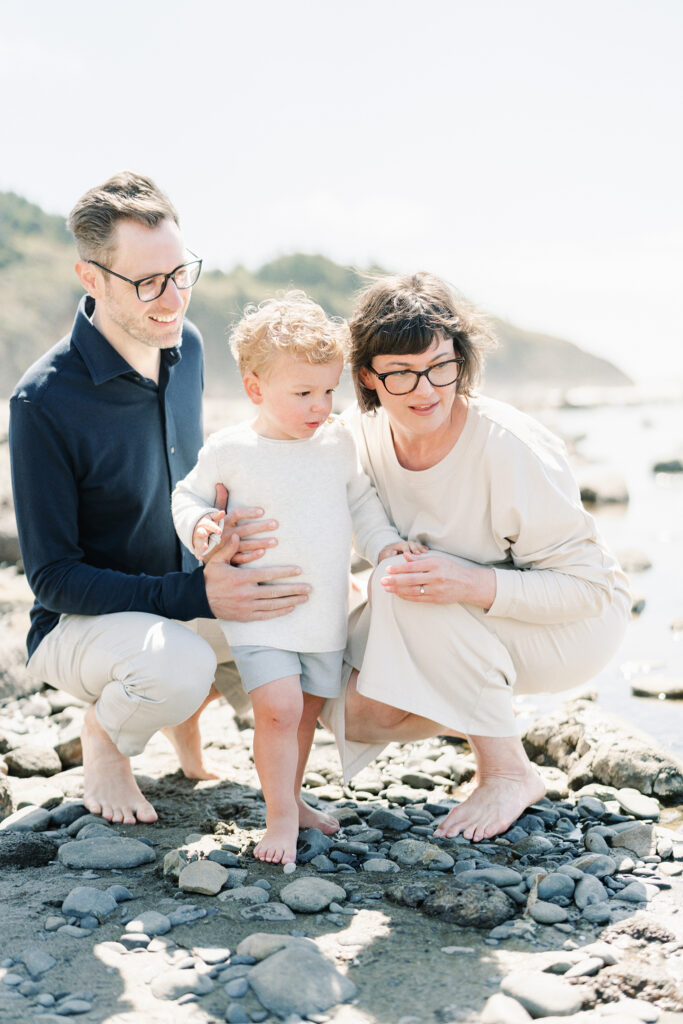 Candid family pictures at the oregon coast by Lincoln city photographer Samantha Shannon